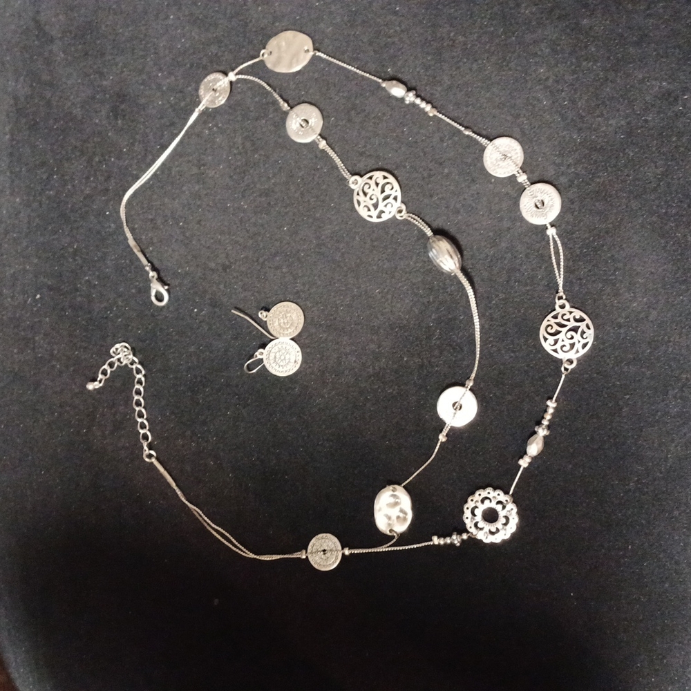 Quality Silvertone necklace earring set.